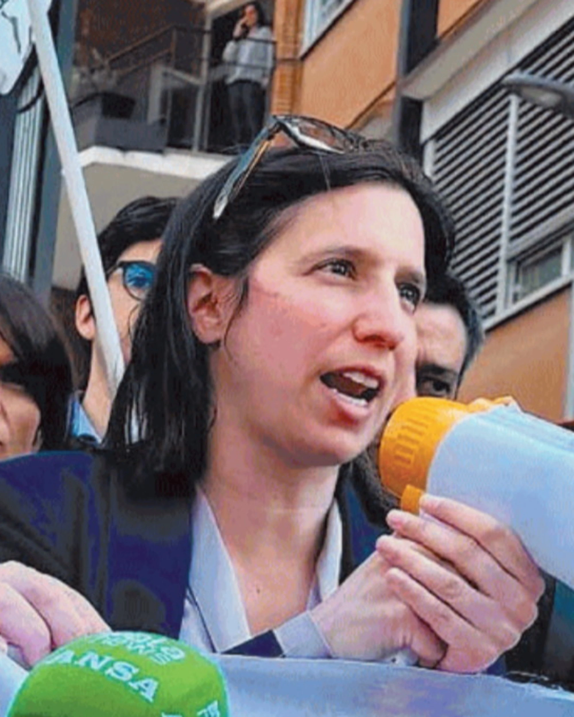 Elly Schlein, la carnevalata del Pd contro "TeleMeloni"