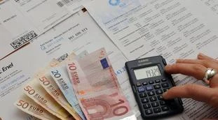Bollette, quelle che non avreste dovuto buttare: un costosissimo errore, quali pagherai due volte