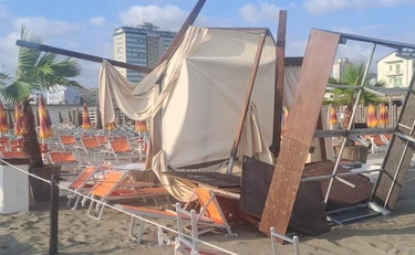 Hudo neurje z močno točo povzročilo kaos v Romagni: Evakuacije, prekinjen promet in velika škoda