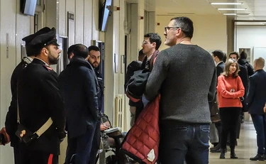 Cristiano Lucarelli, il figlio assolto dall'accusa di stupro e lui sbrocca: urla e insulti, sfascia una colonnina in tribunale