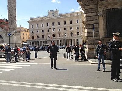 Sparatoria mentre giura il governo Feriti due carabinieri. Un fermo