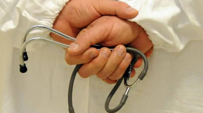 Aghi e bisturi per pratiche sadomaso, 4 medici indagati a Pisa