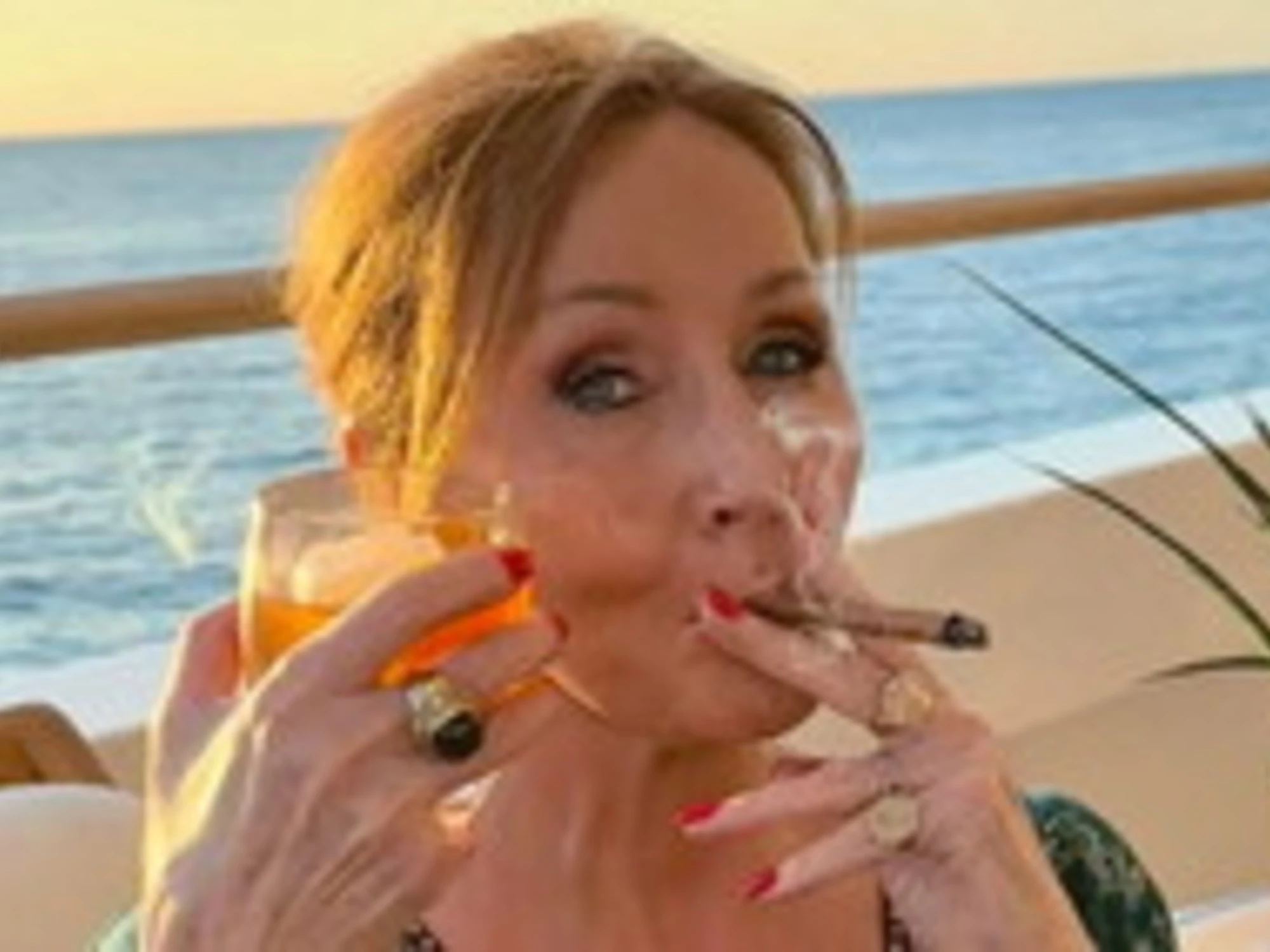 J.K. Rowling col sigaro fa impazzire sinistra e benpensanti