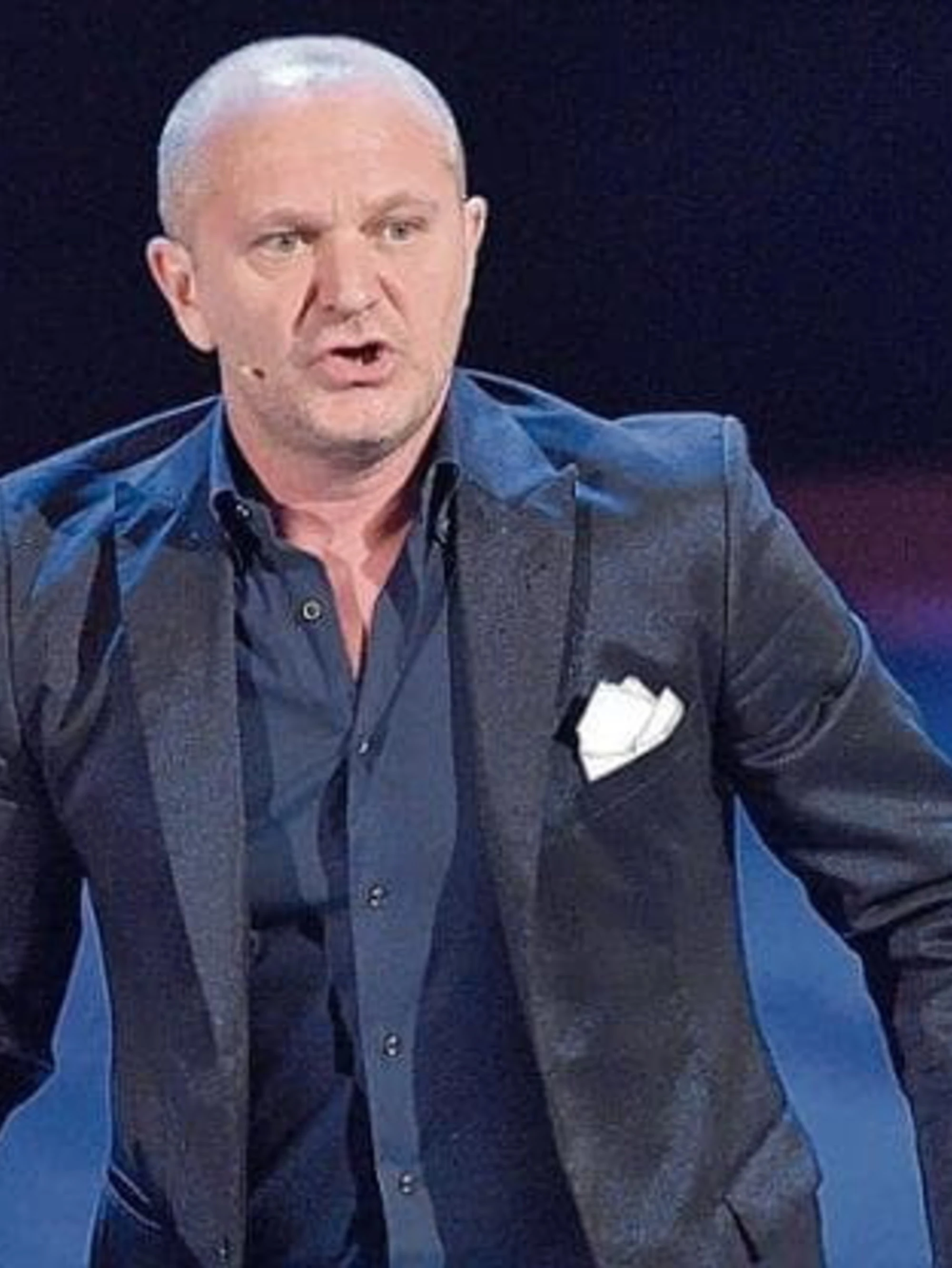 Il regimetto rosso smutandato da un cabarettista