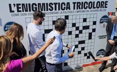 Giovanni Donzelli e il "cruciverbone" di FdI: "23 orizzontale", come umilia Ilaria Salis e Pd