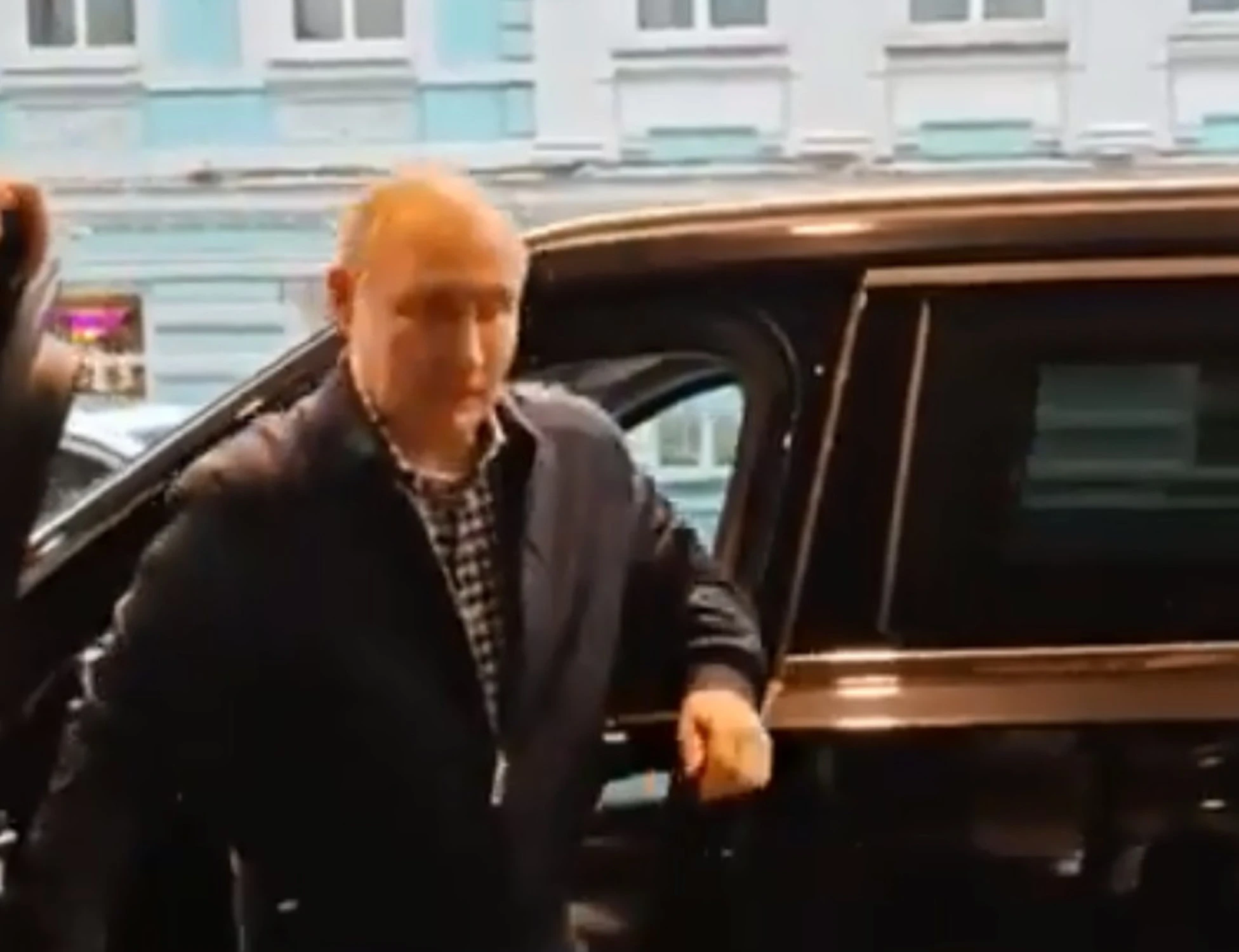 Vladimir Putin? "Non dovrebbe far freddo". Jeans e meteo: il video spiazza la Russia