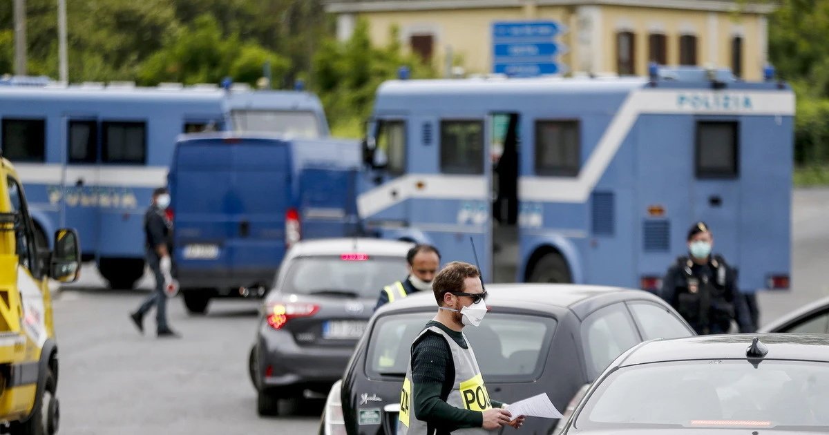 Dpcm, le indiscrezioni sulle nuove misure: ristoranti chiusi, spostamenti vietati e possibile apertura di cinema e teatri