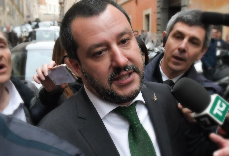 Retroscena: così Salvini si fa "eliminare" da Putin. Governo, la clamorosa strategia del leader leghista
