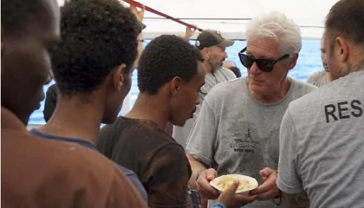 Open Arms, Richard Gere contro Salvini: "Ci sono due Italie, perché...". Migranti, la predica dallo yacht