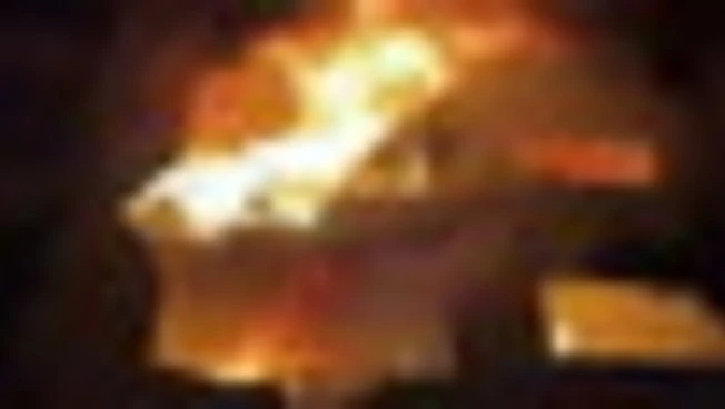 Gaza, soccorritori tra le fiamme dopo raid israeliani