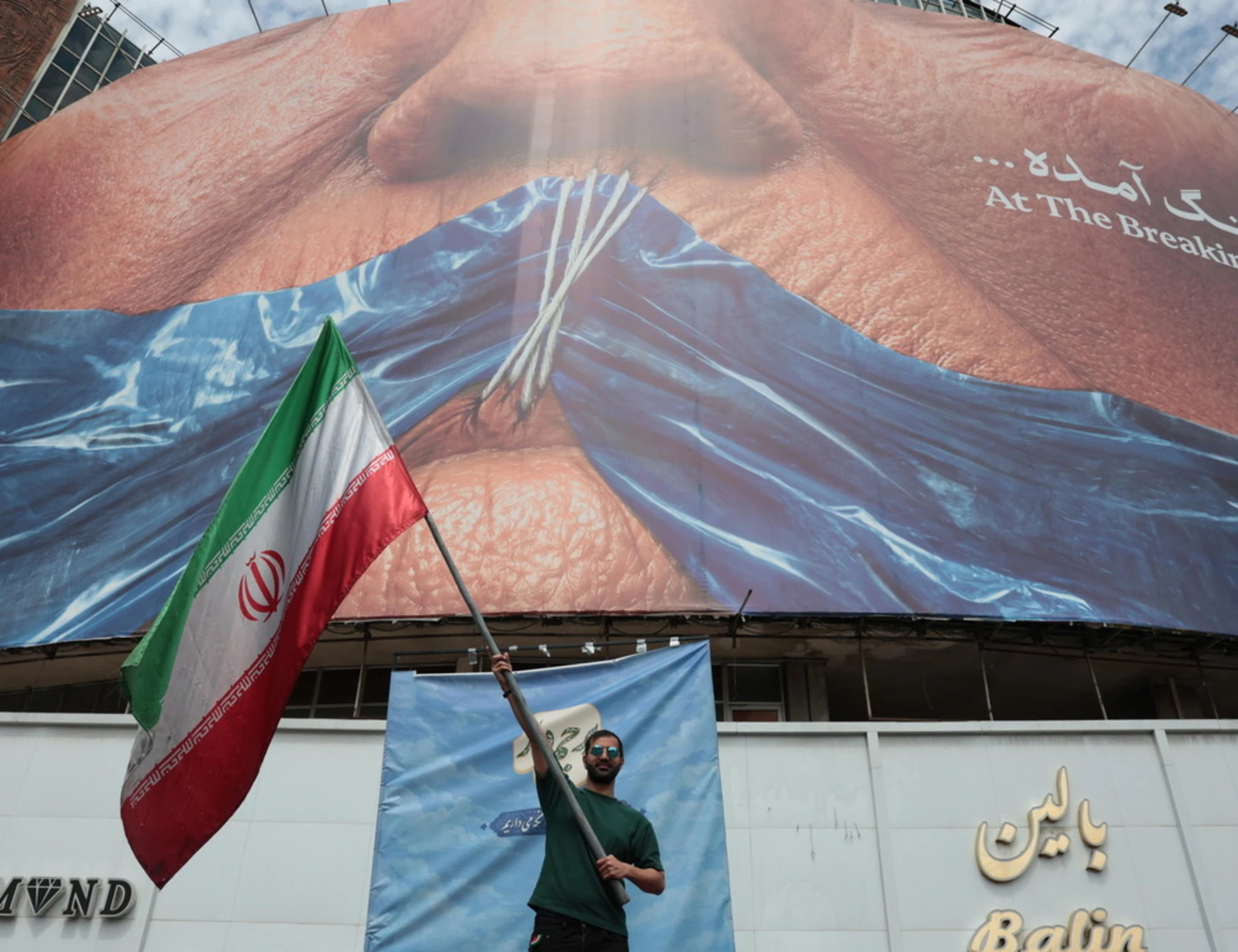 Iran, la guerra nel Golfo in diretta. "La stiamo valutando": la risposta di Teheran, si va verso una svolta?
