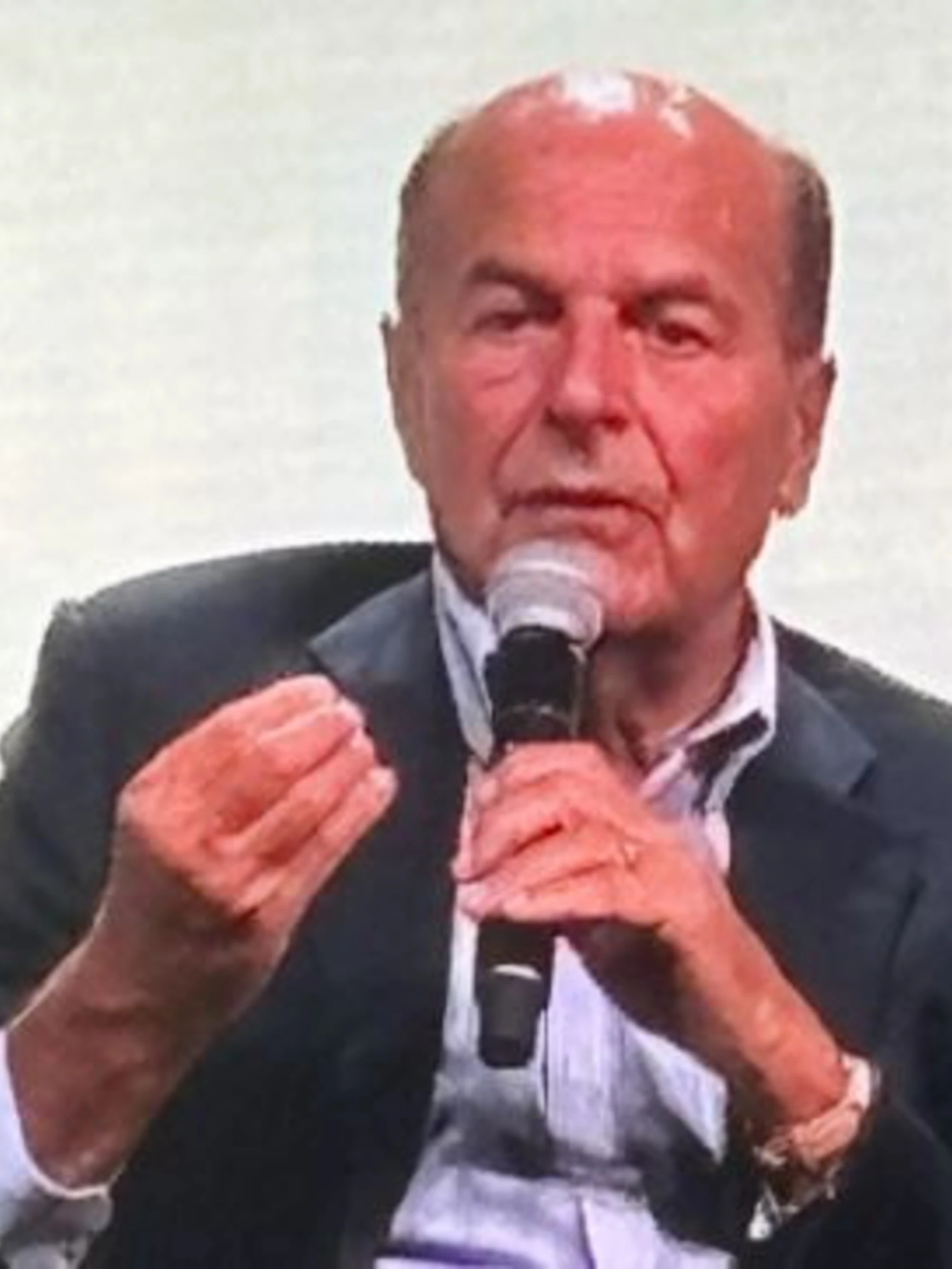 Pierluigi Bersani farnetica: "Schlein come gli Oasis". Trova le differenze