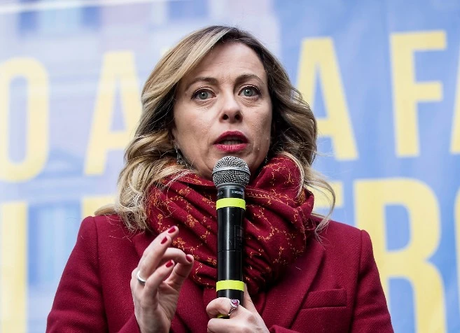 Domenica Live, Giorgia Meloni attacca Alessandro Di Battista: "Terremotati? Chiedi al tuo collega Vito Crimi"