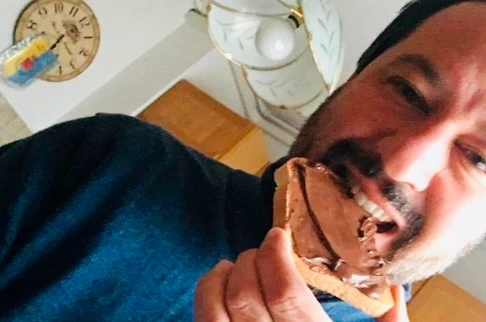 Matteo Salvini sfotte i contestatori: "Dategli pane e Nutella"