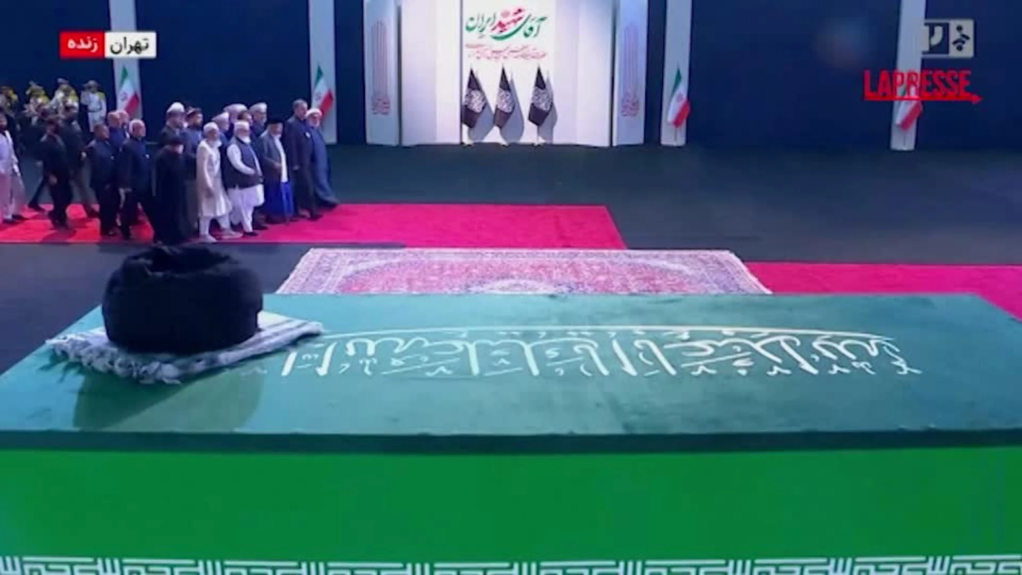 Iran, a Teheran esposto il feretro di Ali Khamenei