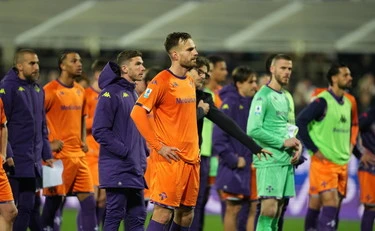 Fiorentina, inferno in spogliatoio: "Mani addosso, bottigliate, sedie volanti"