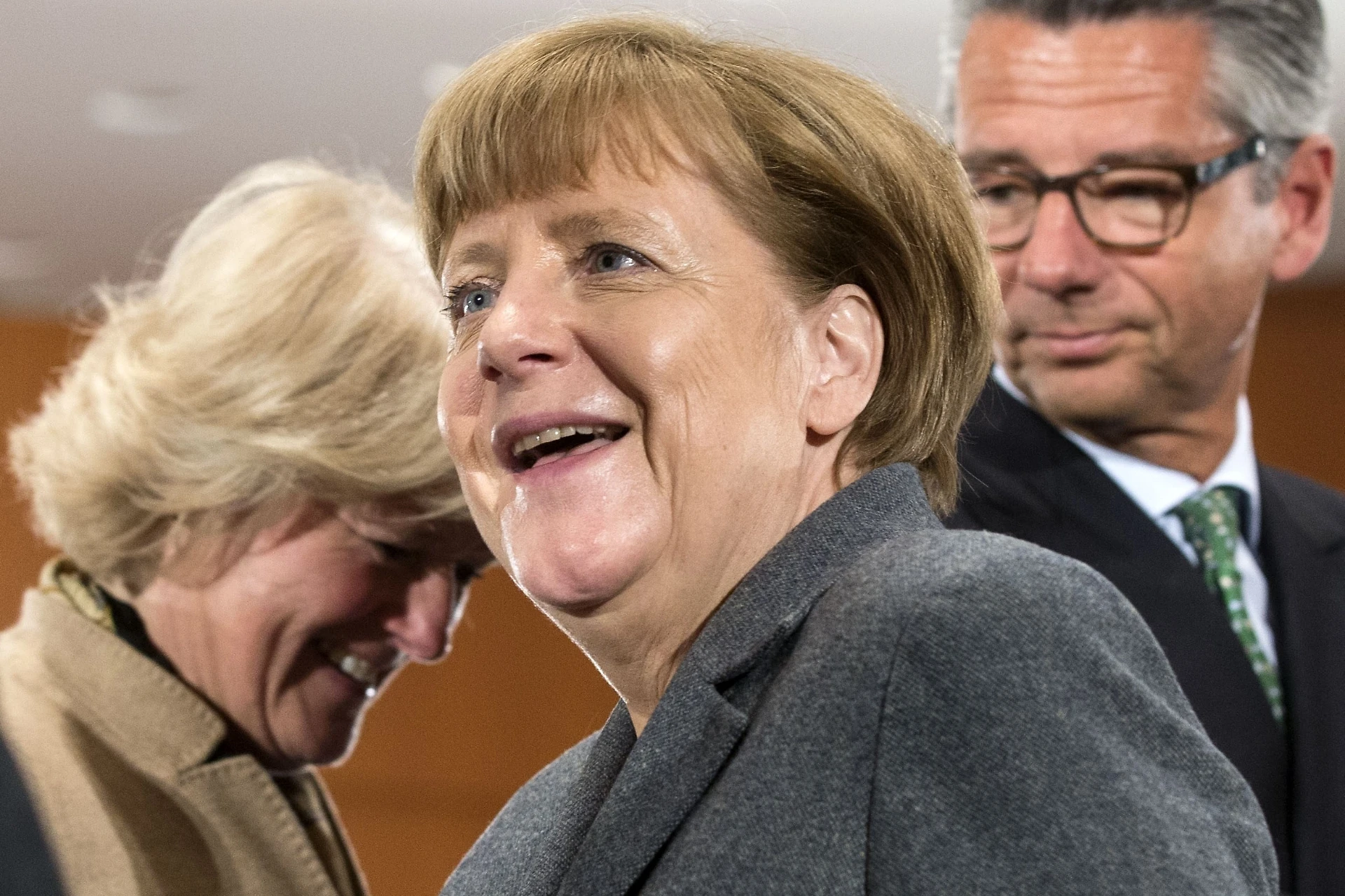 Sesso con le capre e pedofilia: la Merkel serve a Erdogan la testa del comico anti-turco