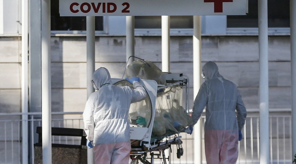 Bollettino del 25 dicembre, numeri mai visti prima: oltre 50mila contagi, è allarme-Omicron