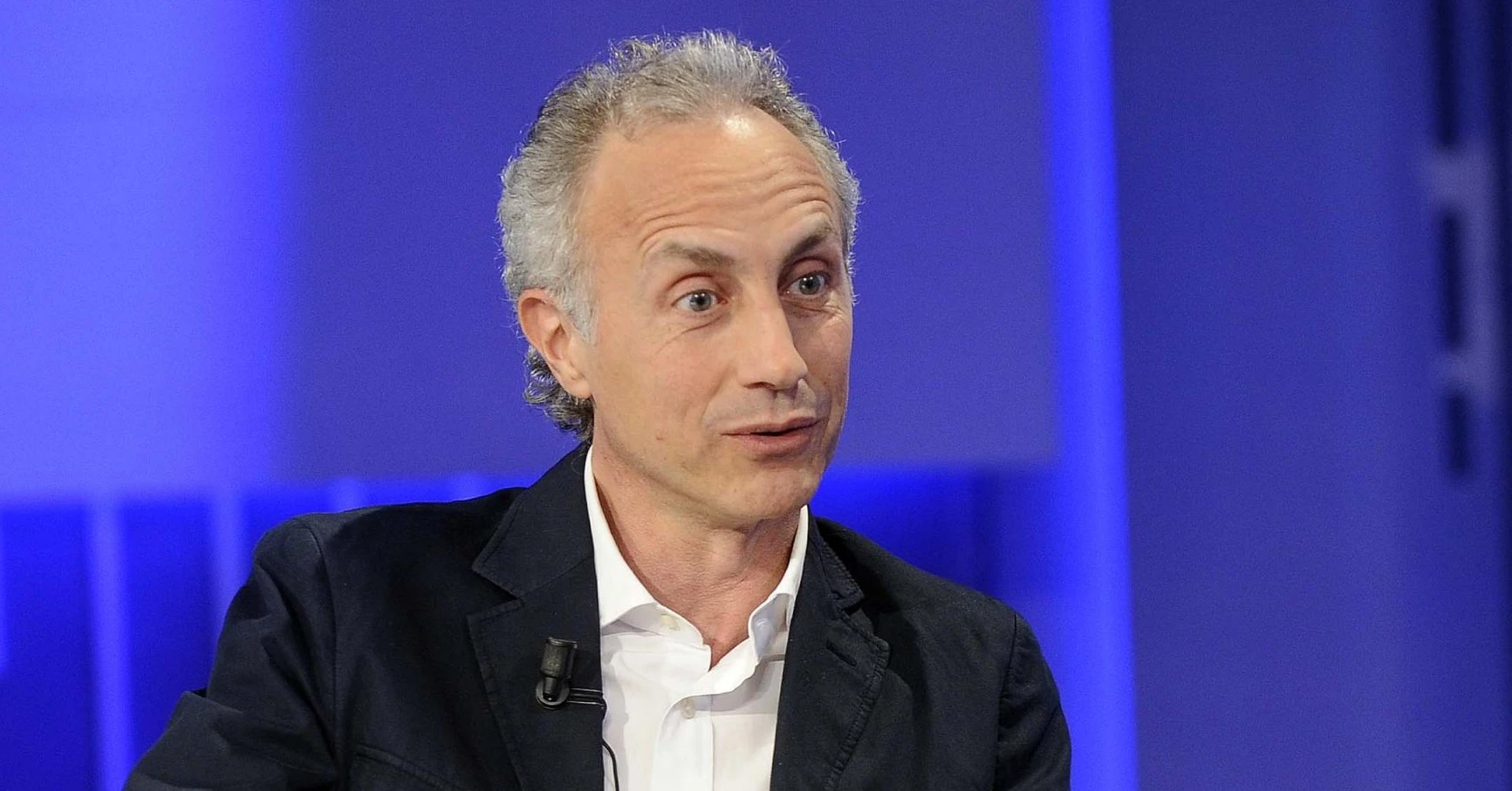 Abolizione canone Rai, per Marco Travaglio è un favore di Matteo Renzi a Silvio Berlusconi: la delirante teoria