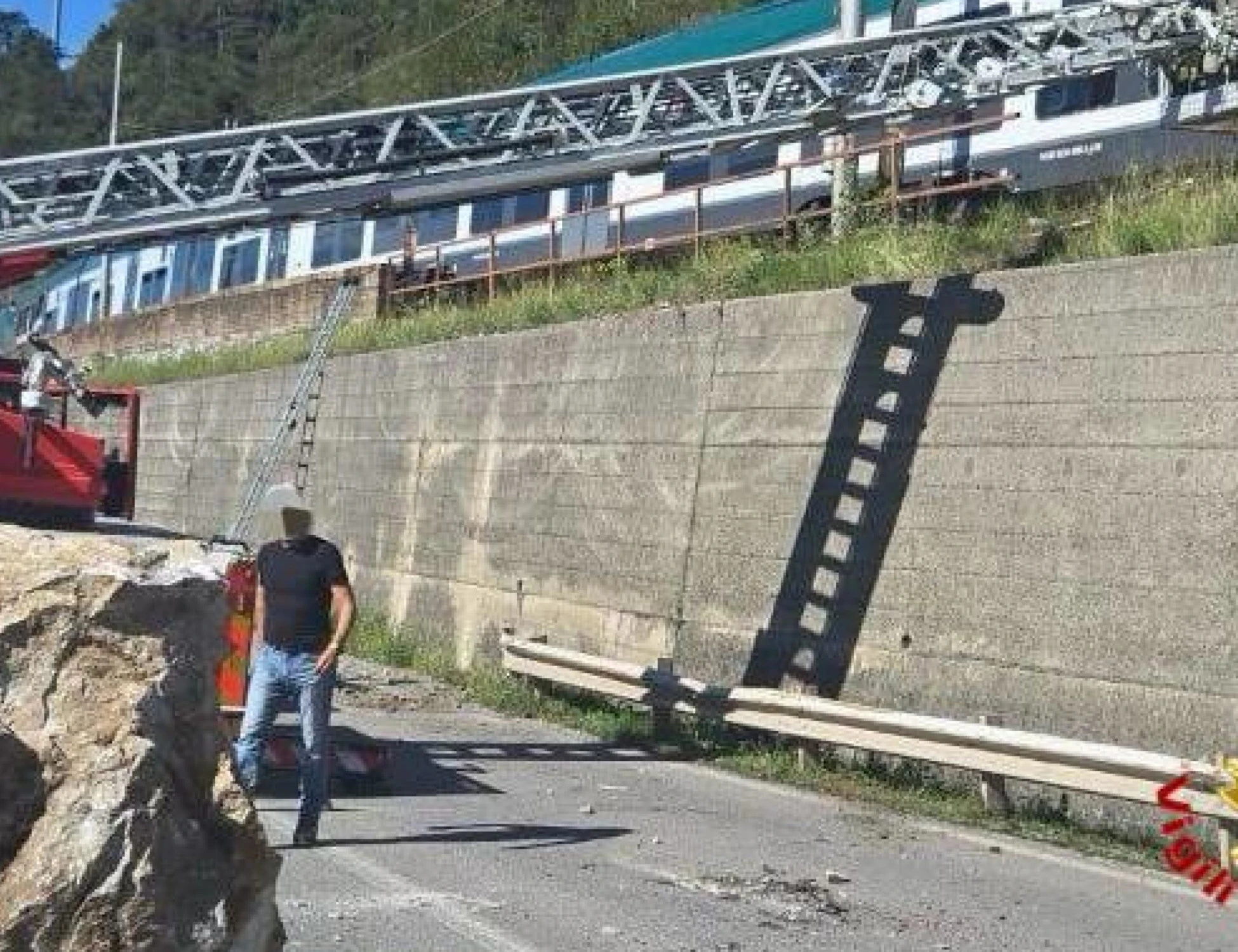 Lecco, masso si stacca dalla montagna e invade la Statale