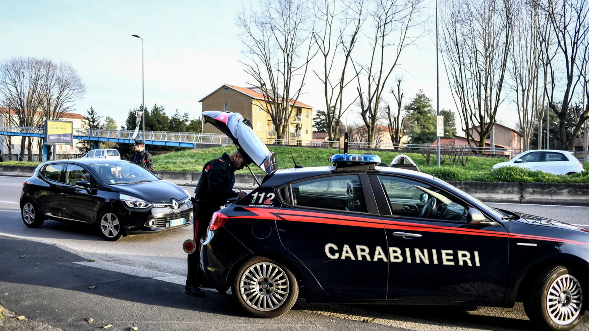 Milano, non si ferma all'alt e sperona i carabinieri: cosa gli trovano nel doppiofondo dell'auto