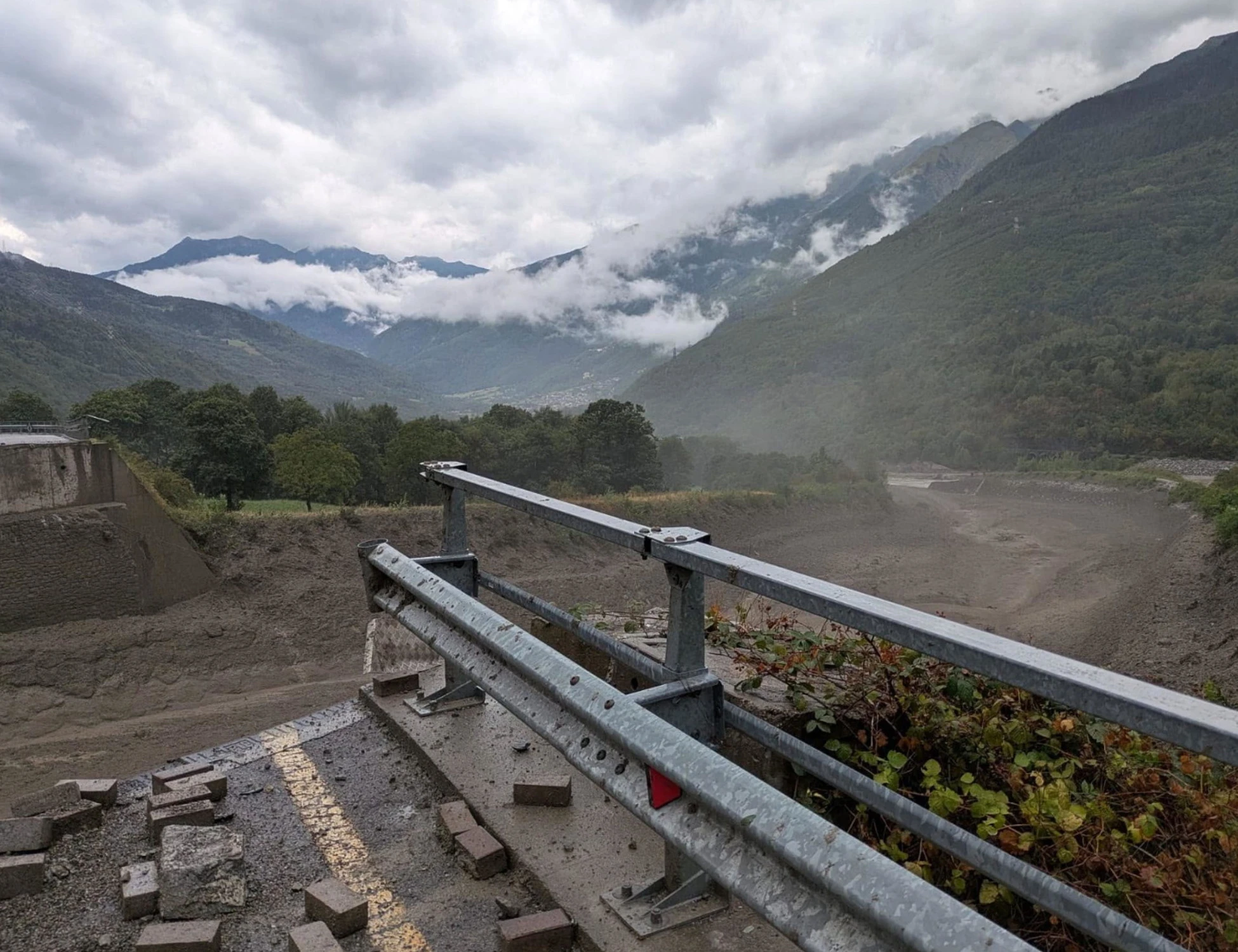 Meteo e maltempo, Lombardia in tilt: crolla il ponte di Sonico, tutto bloccato