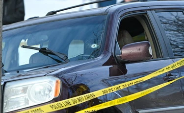 Minneapolis, poliziotto uccide una donna. Trump: "Autodifesa"