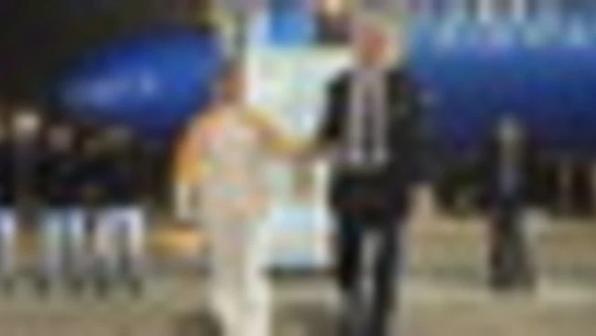 Milano-Cortina, Fiamma Olimpica a Roma accompagnata da Paolini e Malagò