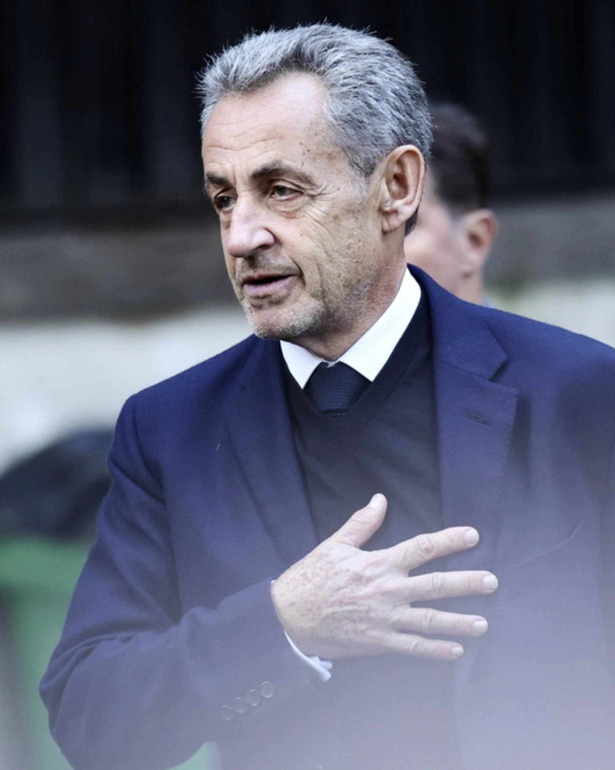 Nicolas Sarkozy, primo giorno di galera: che libro si porta