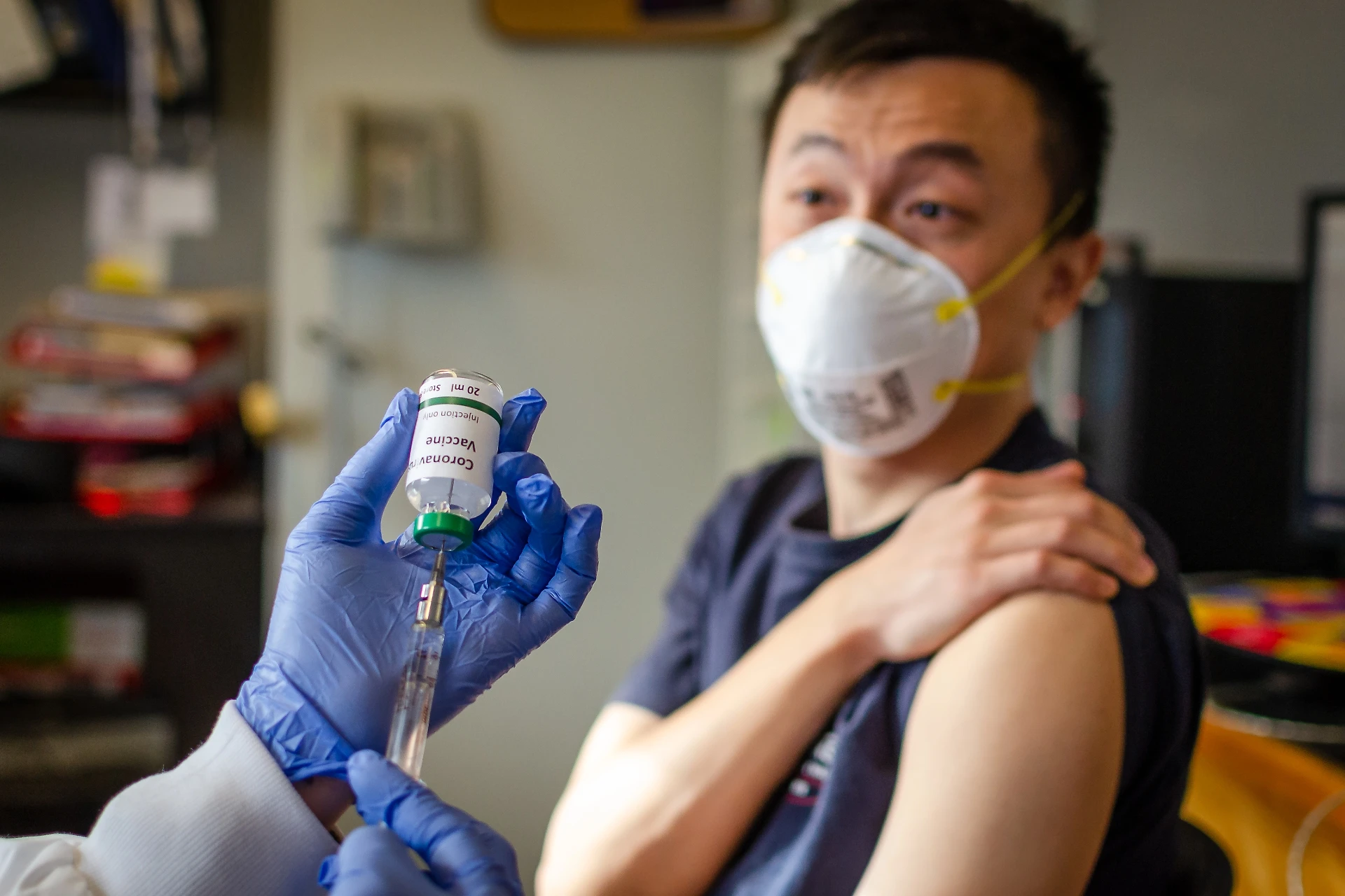 Coronavirus, gli italiani al lavoro per trovare il vaccino: "Mille dosi pronte per l'estate"