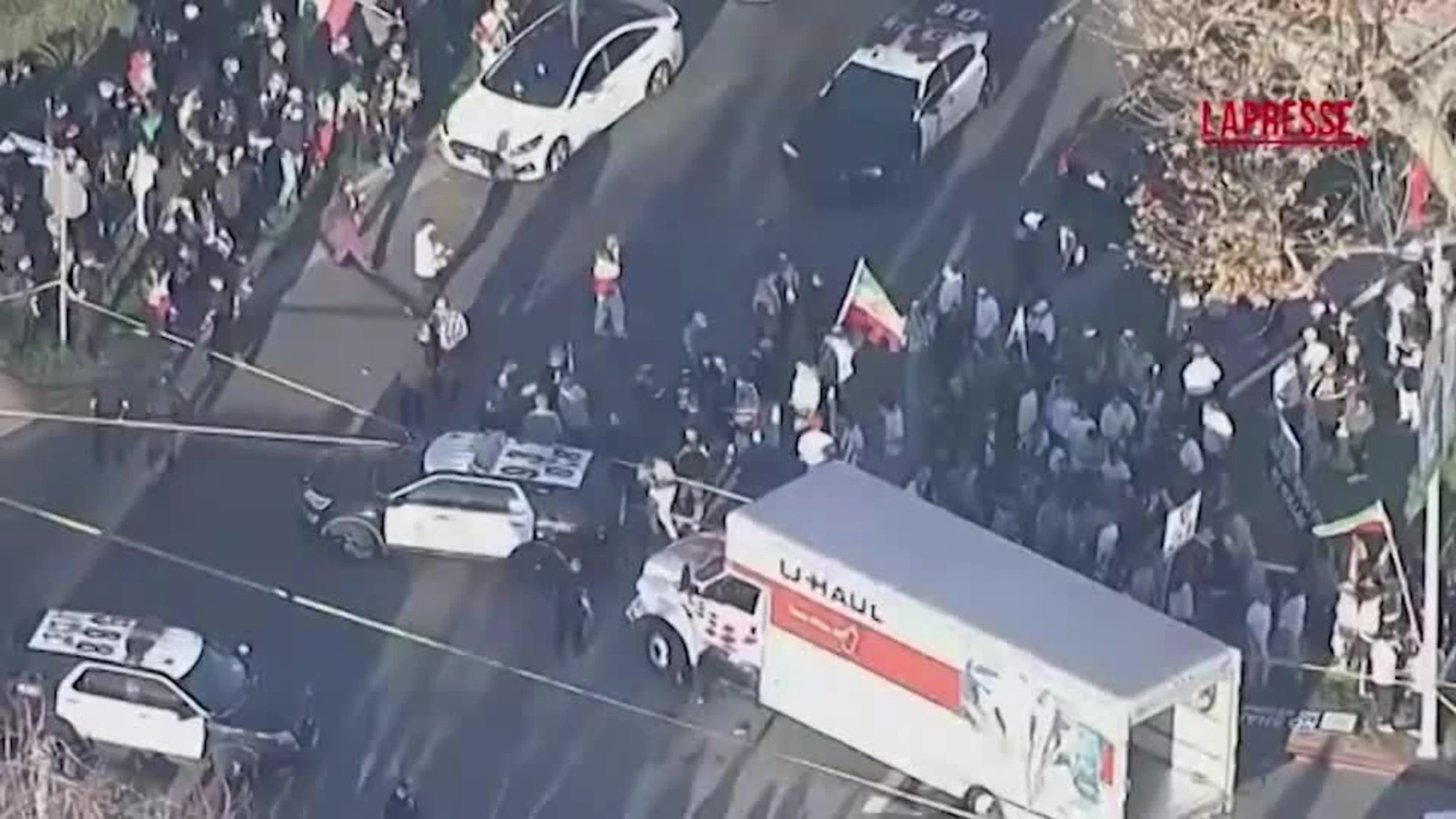 Los Angeles, camion sulla folla alla manifestazione pro Iran. Le immagini dall'elicottero