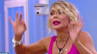 Grande Fratello Vip, mai vito prima: insulti tra Matilde Brandi ed Antonella Elia, Alfonso Signorini lascia lo studio