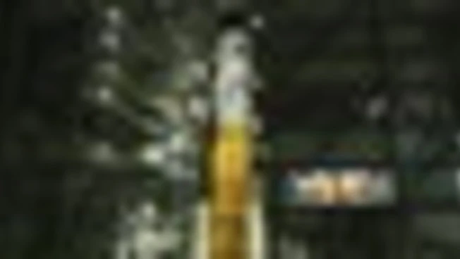 Nasa riporta imponente razzo lunare nell'hangar per riparazioni