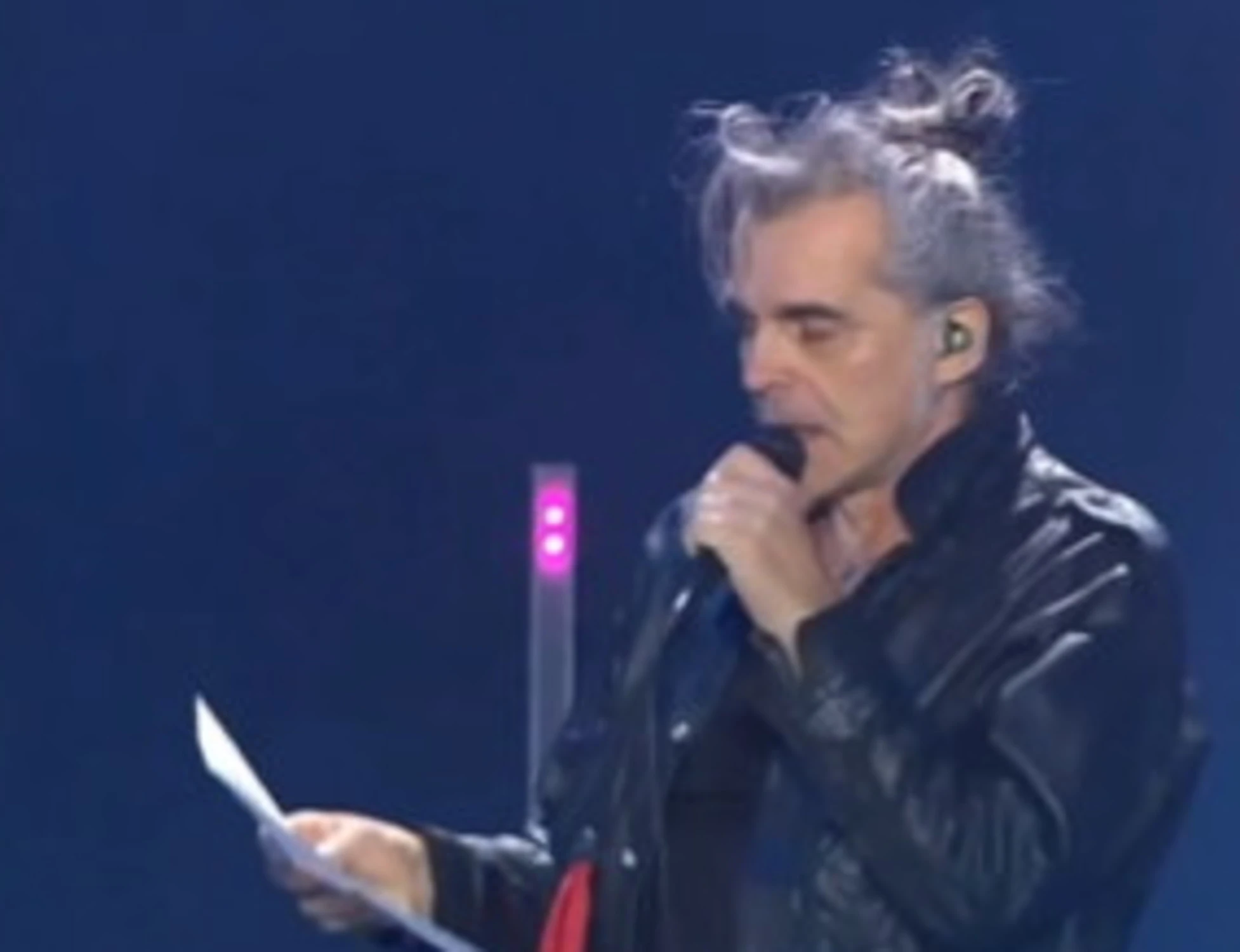 Piero Pelù, comizio rosso al Concertone e sfregio: "Benito Mussolini morto sul lavoro"