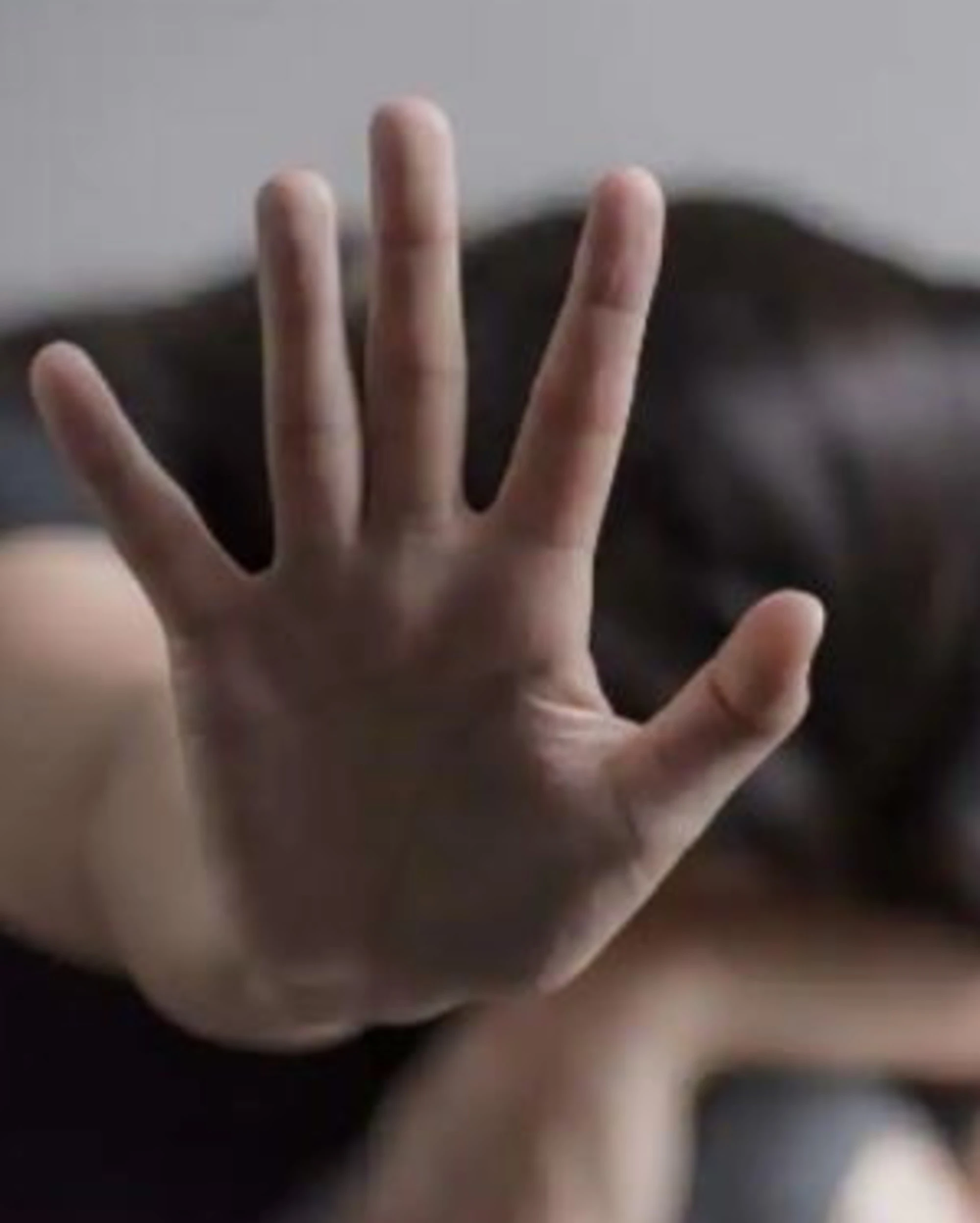 Civitanova, madre straniera riempie di botte la figlia italiana: "Razza di merd***"