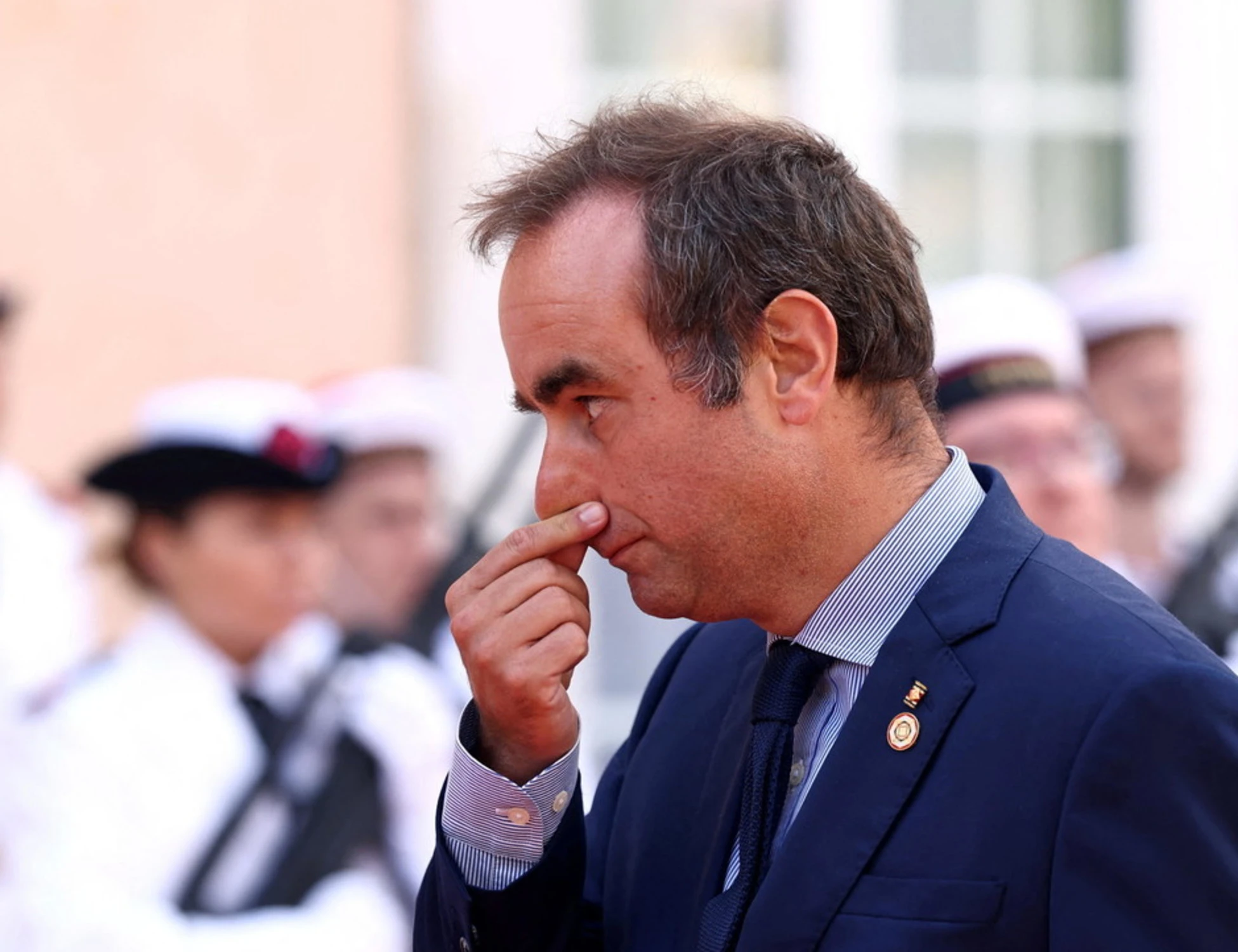 Lecornu? Gi&agrave; mazziato: cosa gli ha chiesto Macron