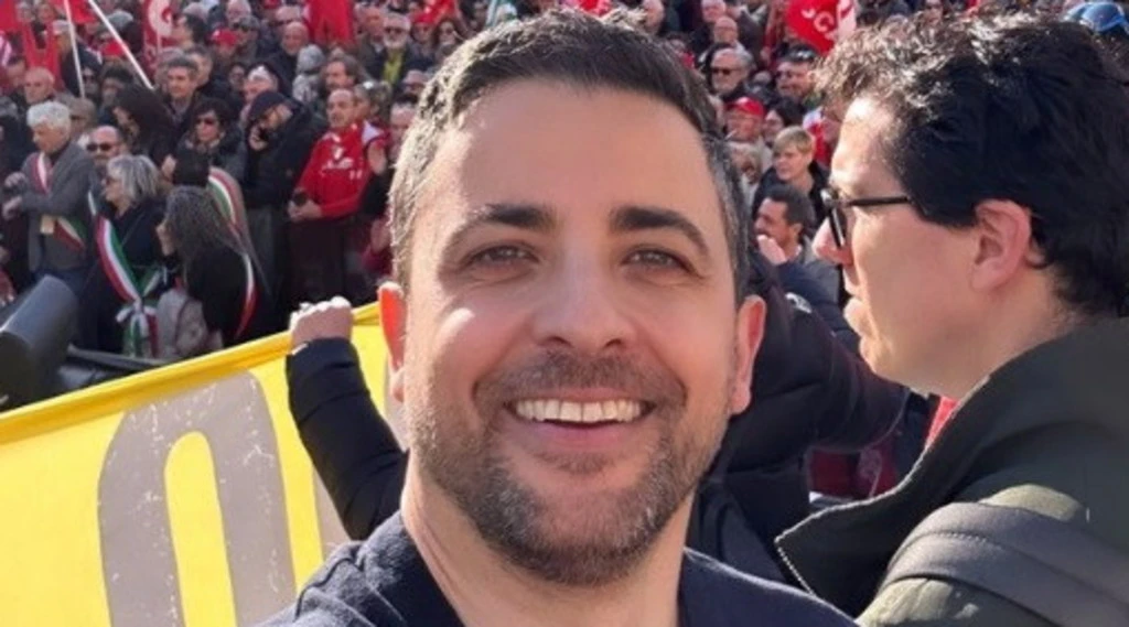 Marco Furfaro a Firenze: "No alla violenza squadrista", imbarazzo per il fedelissimo della Schlein