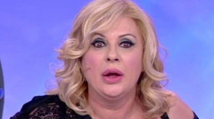 Uomini e Donne, la vamp Cipollari fuori controllo: insulta una dama, cos'è costretta a fare la De Filippi
