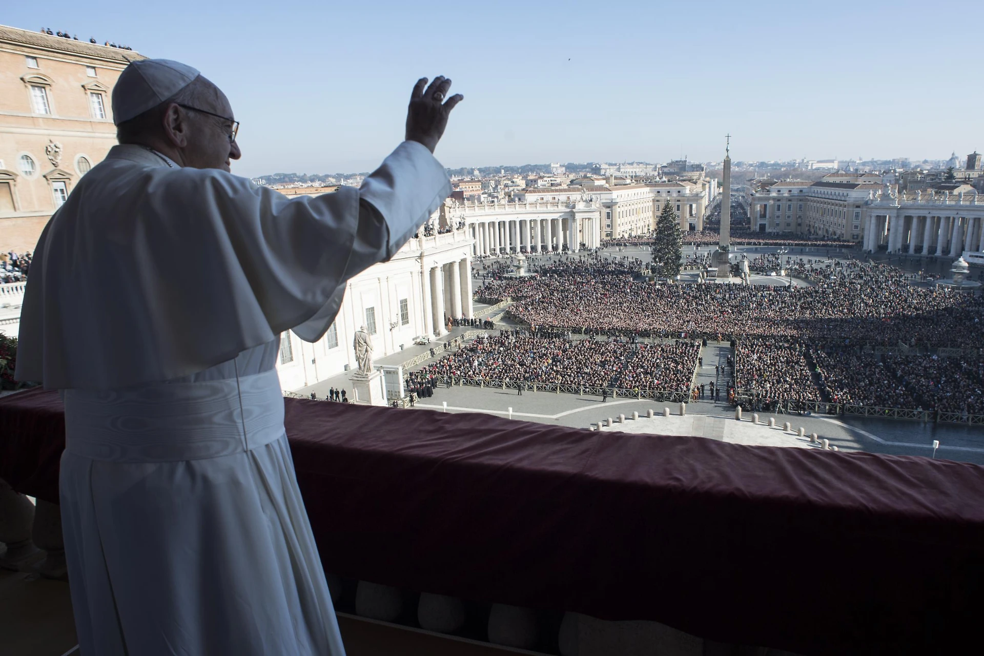 Vaticano, Papa Francesco dedica il primo Angelus 2018 ai migranti: "Non spegniamo la speranza nei loro cuori"
