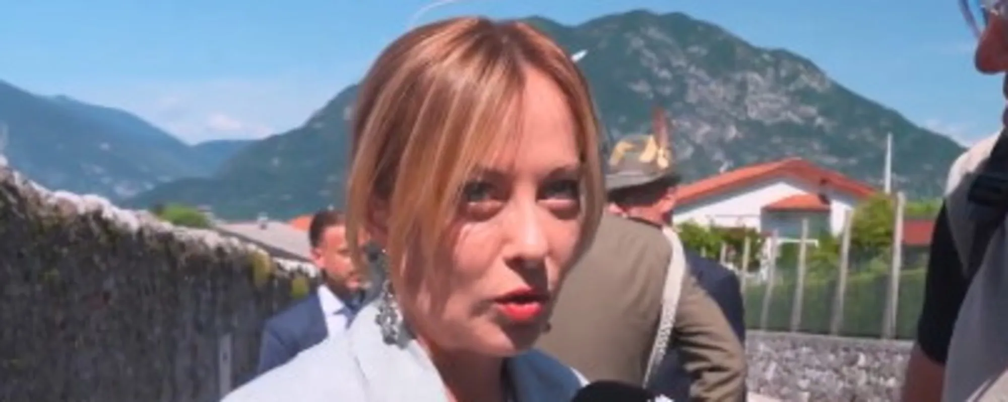"Sano orgoglio nazionale": Meloni fa impazzire così gli Alpini <span style="color: rgb(153, 0, 0);">Video</span>