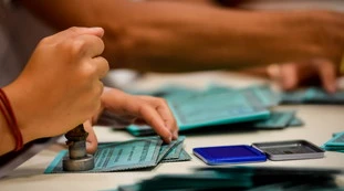 Referendum e regionali al tempo del coronavirus, caos ai seggi: spunta la protezione civile