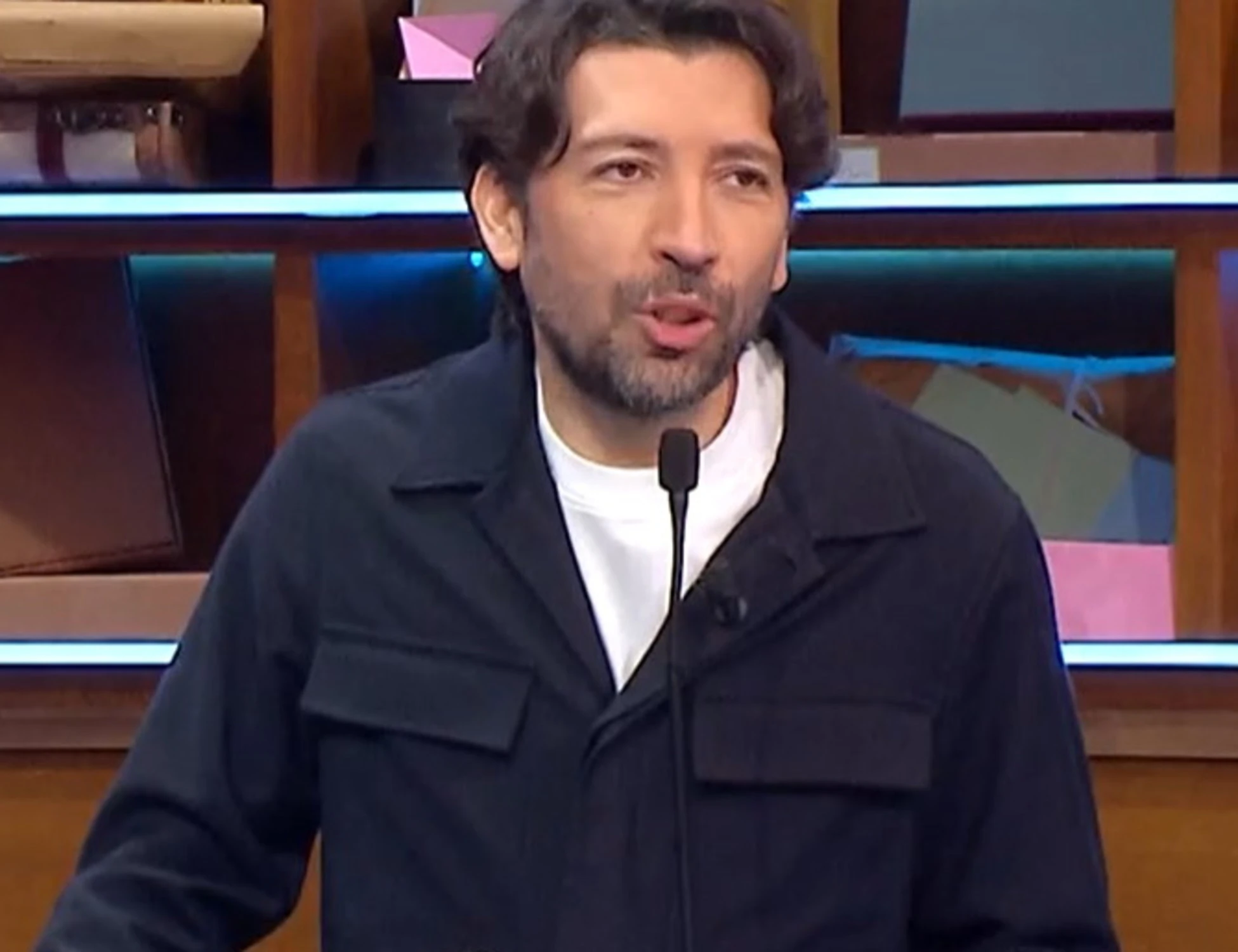 Affari tuoi, la battuta politica di Ballerina. De Martino: "Cretino"