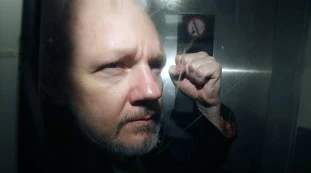 Julian Assange, ok di Londra all'estradizione negli Stati Uniti. Wikileaks: "Il giorno più buio"