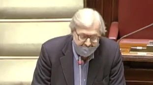 Vittorio Sgarbi, "malato di cancro e immune al Covid": parla alla Camera senza mascherina? Respinto