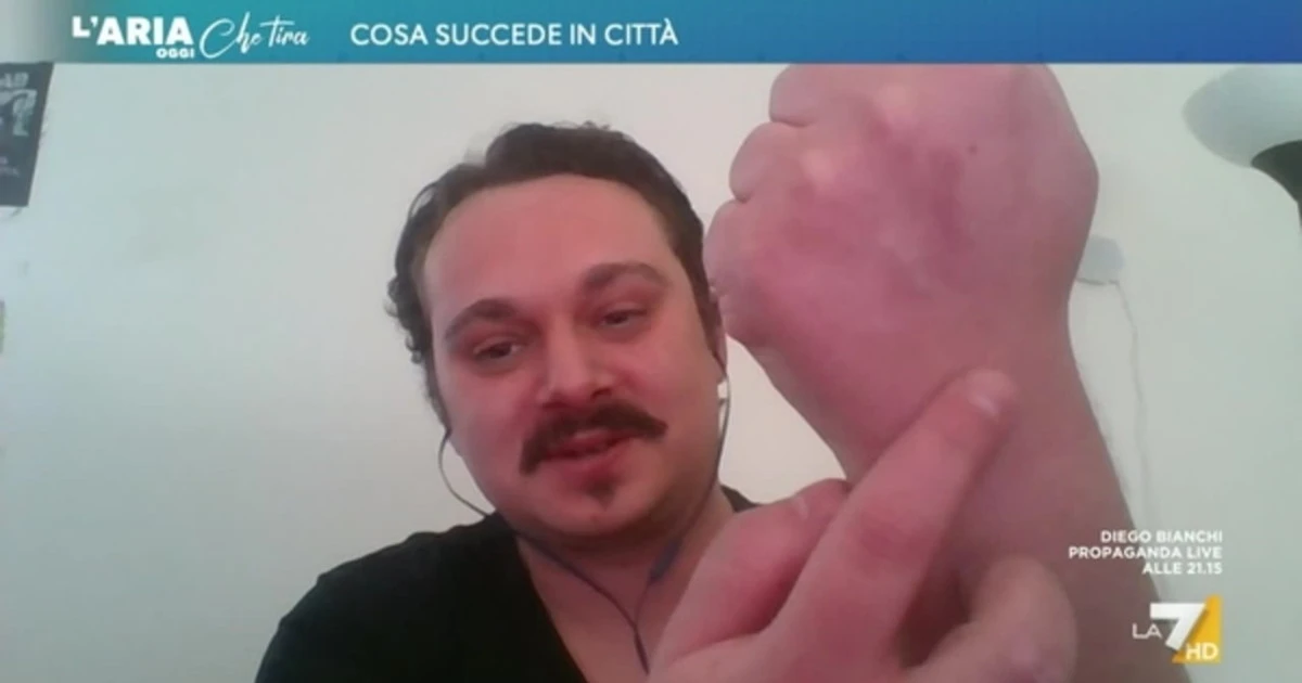 L'aria che tira, Mattia Coffetti sconvolge Parenzo: ecco "Robocop"