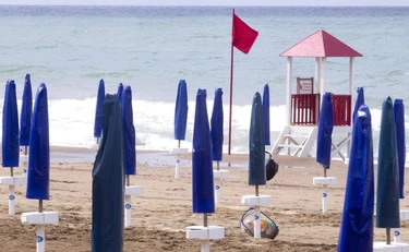 Salerno, si tuffa in mare: morte atroce davanti a moglie e figlio