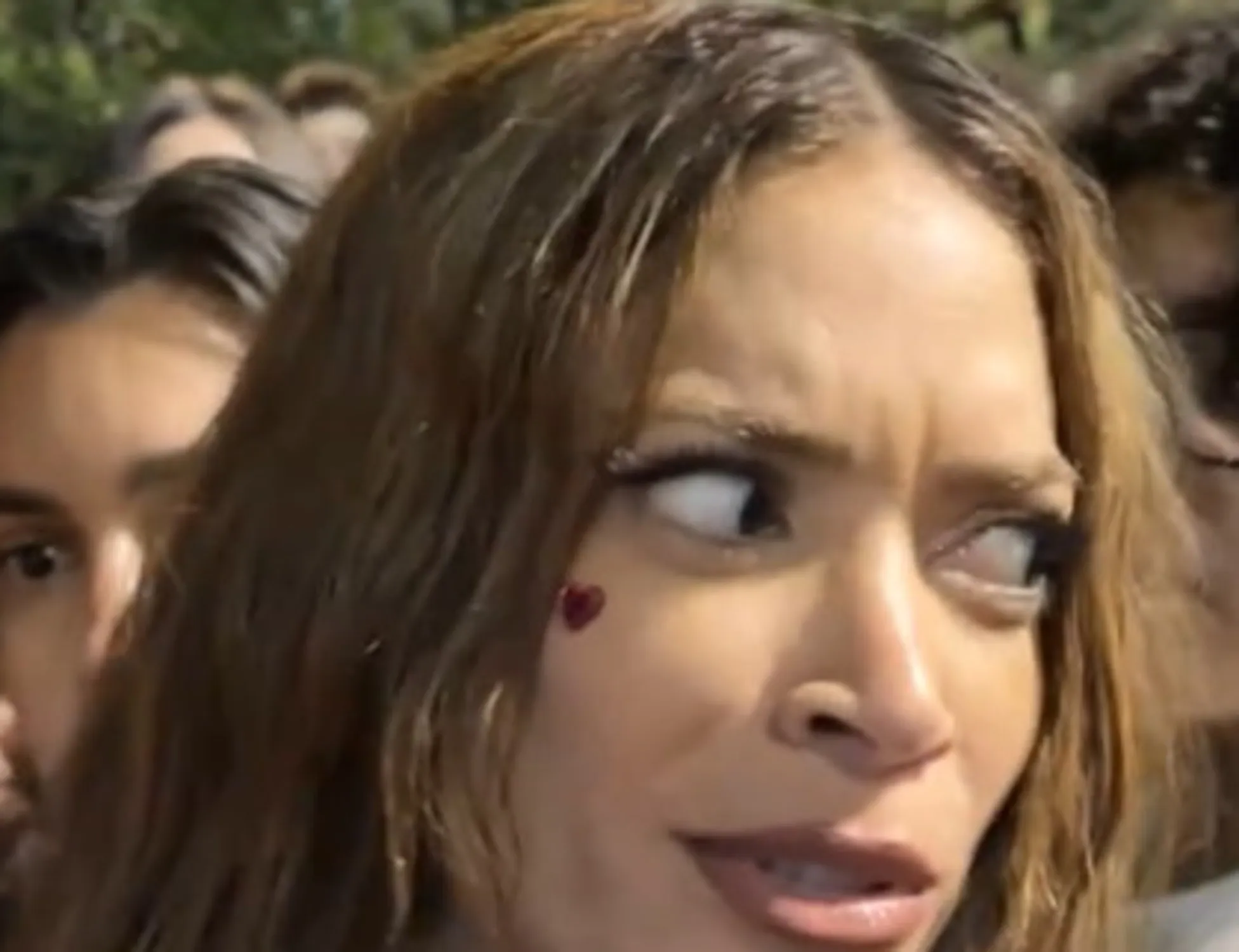 Elodie, il video-choc: "Qualcuno mi sta mettendo il dito lì..."