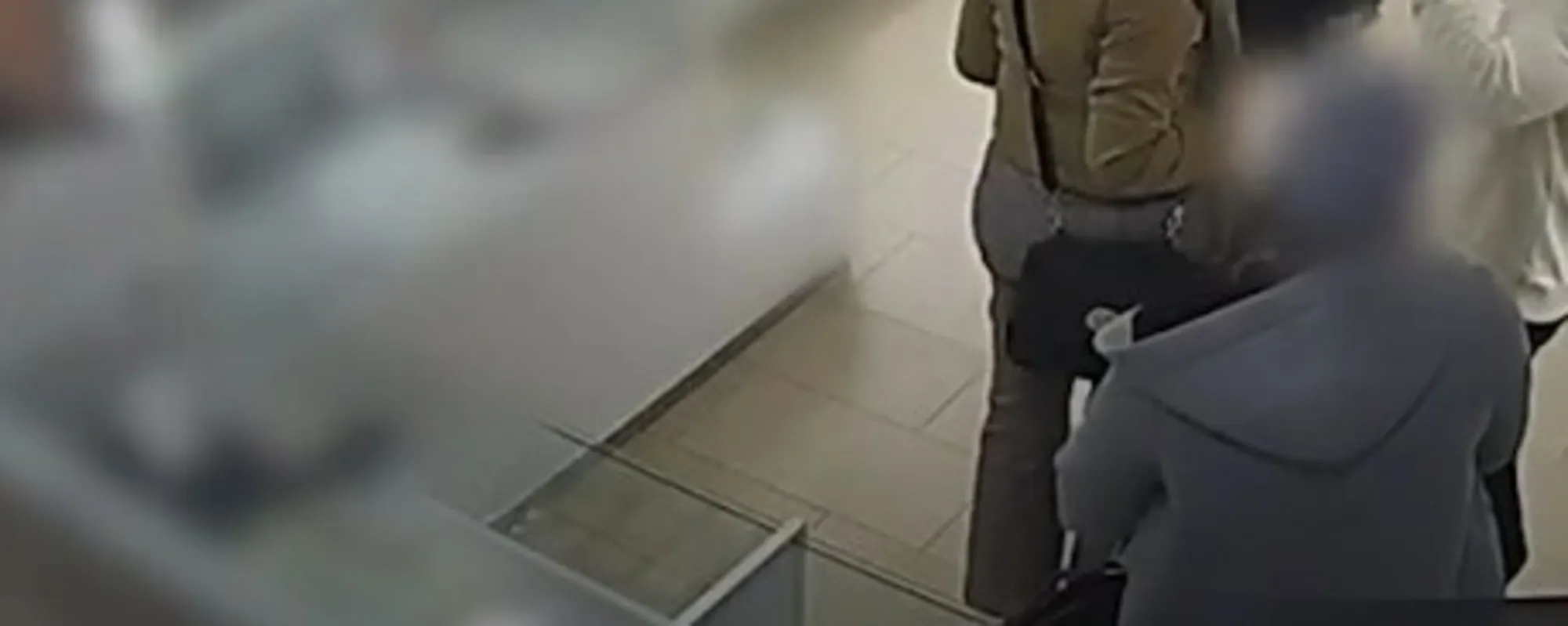 Usa la "tecnica del velo" per borseggiare. Ma c'è un poliziotto: per il bandito finisce malissimo