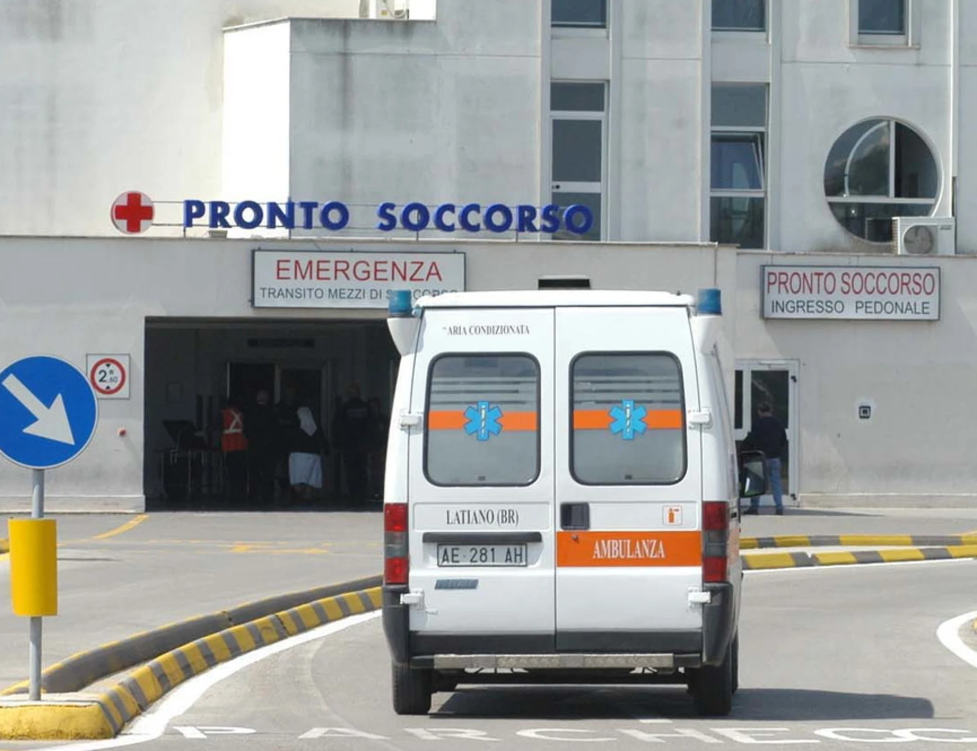 Brindisi, niente ticket e display rotto in ospedale: pazienti in piedi per ore