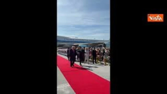 Leggi l'articolo: Trump in Malesia balla e sventola le bandiere all'arrivo all'aeroporto di Kuala Lumpur
